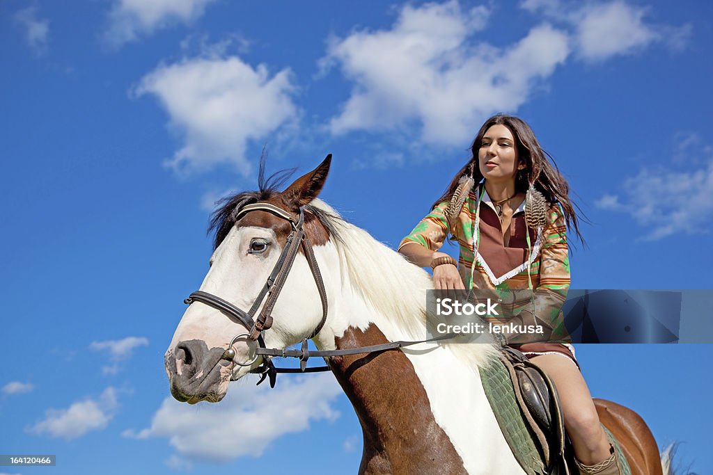 the dziewczynka jeździ na American paint horse. - Zbiór zdjęć royalty-free (Cień)