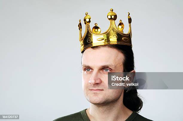 Homem Com Coroa - Fotografias de stock e mais imagens de Adulto - Adulto, Coroa - Enfeites para a cabeça, De aparência caucasiana