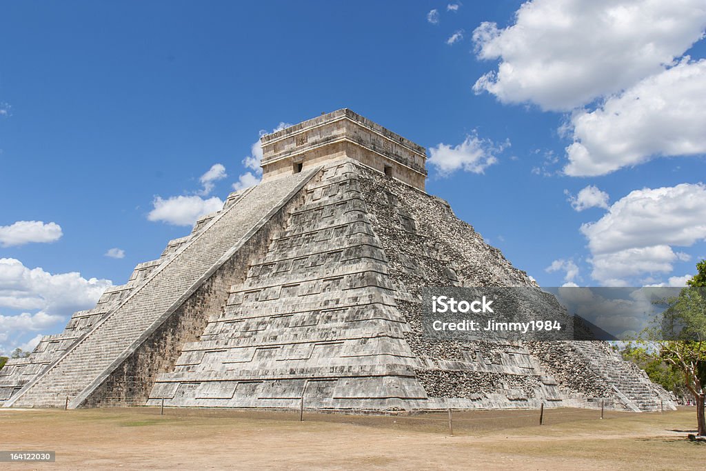Piramide Maya a Chitchen Itza - Foto stock royalty-free di America Latina