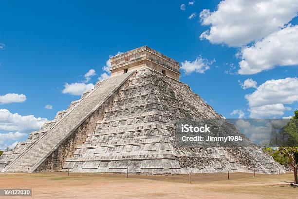 Piramide Maya A Chitchen Itza - Fotografie stock e altre immagini di America Latina - America Latina, Antica civiltà, Antico - Condizione