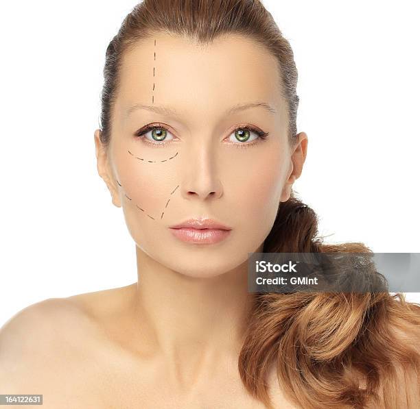 Desenhar Linhas De Correcção No Rosto De Fêmeas Cirurgia Plástica Conceito - Fotografias de stock e mais imagens de 30-34 Anos