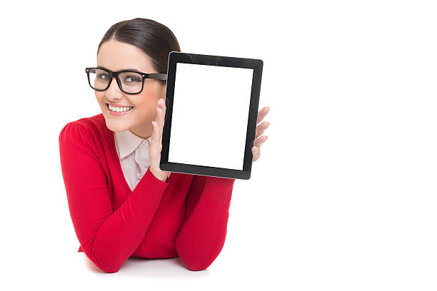 Exitosa Empresaria sonriente mostrando en blanco digital tablet de pantalla - foto de stock