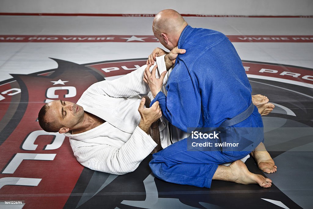 Dwóch mężczyzn w Jiu Jitsu szkolenia - Zbiór zdjęć royalty-free (Jūjutsu)