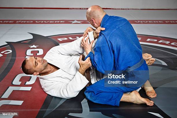 Dwóch Mężczyzn W Jiu Jitsu Szkolenia - zdjęcia stockowe i więcej obrazów Jūjutsu - Jūjutsu, Biały, Brazylijskie jiu-jitsu
