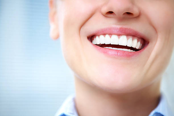 donna sorridere - clinic dental equipment dental hygiene human teeth foto e immagini stock