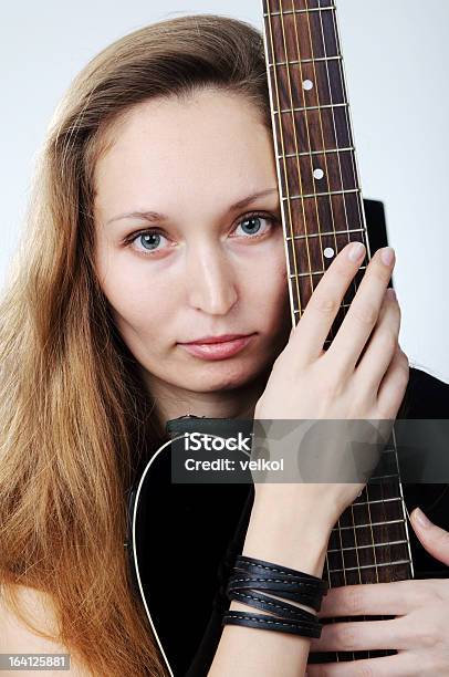 Ładny Dziewczyna Z Gitara - zdjęcia stockowe i więcej obrazów Artysta - Artysta, Dorosły, Fotografika