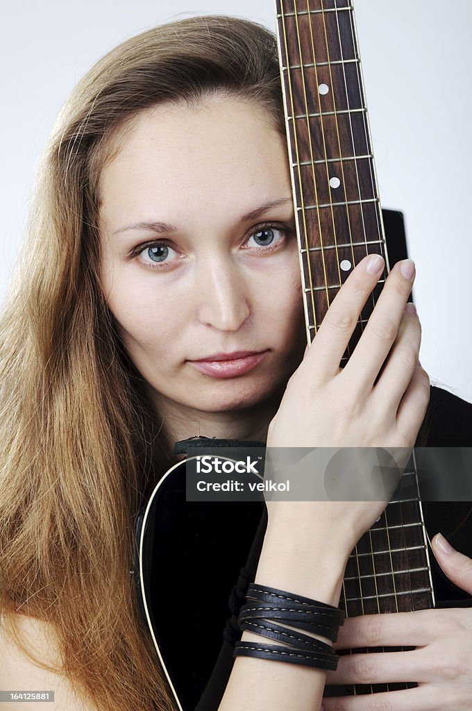 Красивая девушка с гитара - Стоковые фото Вертикальный роялти-фри