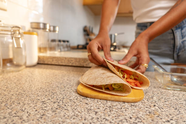 nahaufnahme: tacos in der küche zu hause zubereiten, hühnchen-taco zu hause zubereiten - onion carrot vegetable reflection stock-fotos und bilder