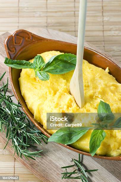 Polenta Foto de stock y más banco de imágenes de Albahaca - Albahaca, Alimento, Alimentos cocinados