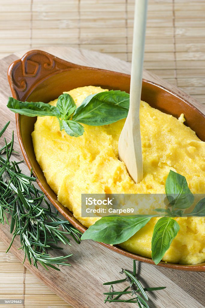 Polenta - Стоковые фото Базилик роялти-фри