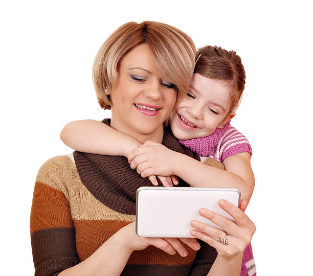 rodzina matka i córka zagraj z tabletu - multimedia digital tablet information medium small zdjęcia i obrazy z banku zdjęć