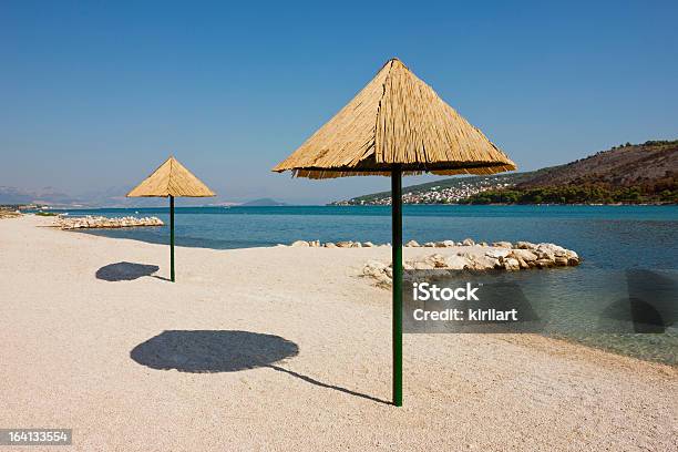 Hermosa Playa Remoto Cerca De Trogir En Croacia Foto de stock y más banco de imágenes de Agua - Agua, Aire libre, Ajardinado