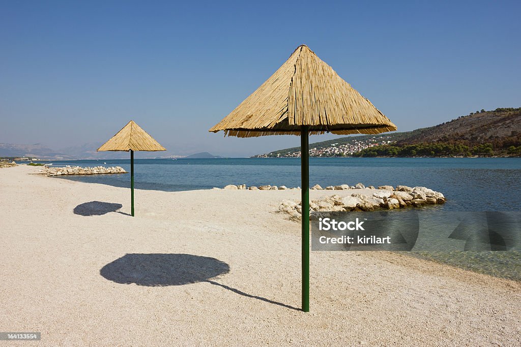 Belle plage isolée de Trogir en Croatie - Photo de Baie - Eau libre de droits
