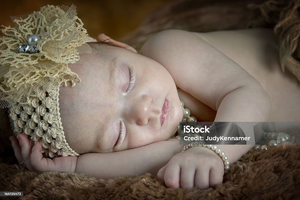 Красивый ребенок Девушка спальня - Стоковые фото Бант для волос роялти-фри