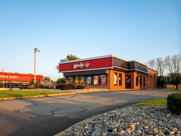 wendy's restaurant building exterior - wendys old fashioned hamburgers imagens e fotografias de stock