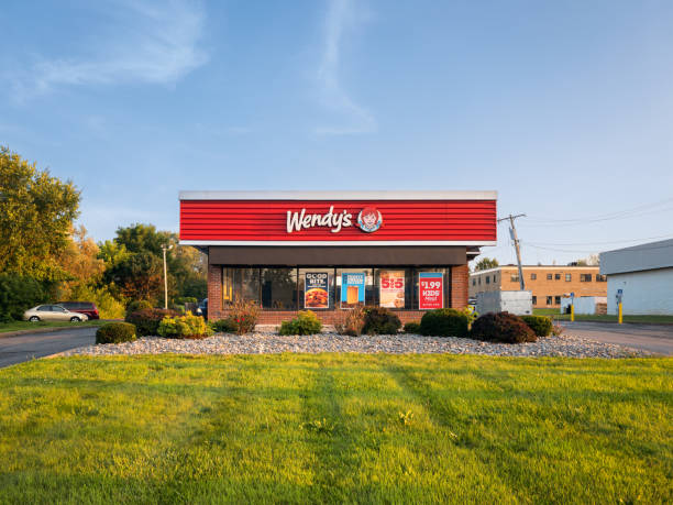 wendy's restaurant building exterior ii - wendys old fashioned hamburgers imagens e fotografias de stock