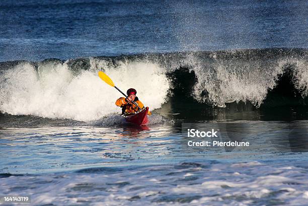 Photo libre de droit de Kayak Surfer En Action banque d'images et plus d'images libres de droit de Kayak - Sport - Kayak - Sport, Nouvelle-Écosse, Activité