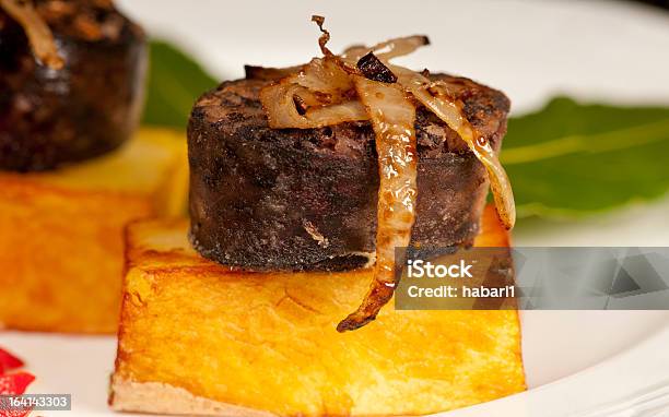 Morcilla An Confit Aus Kartoffeln Mit Zwiebeln Stockfoto und mehr Bilder von Bratkartoffel - Bratkartoffel, Büfett, Confit