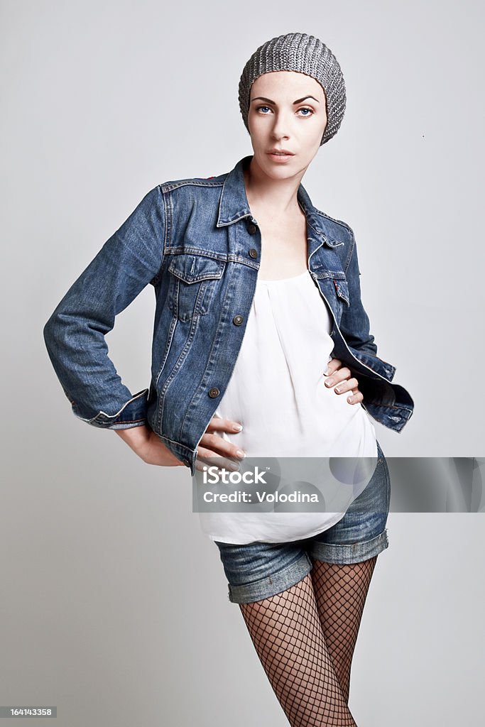 Stilvolle Mädchen in eine Strickmütze - Lizenzfrei Anmut Stock-Foto