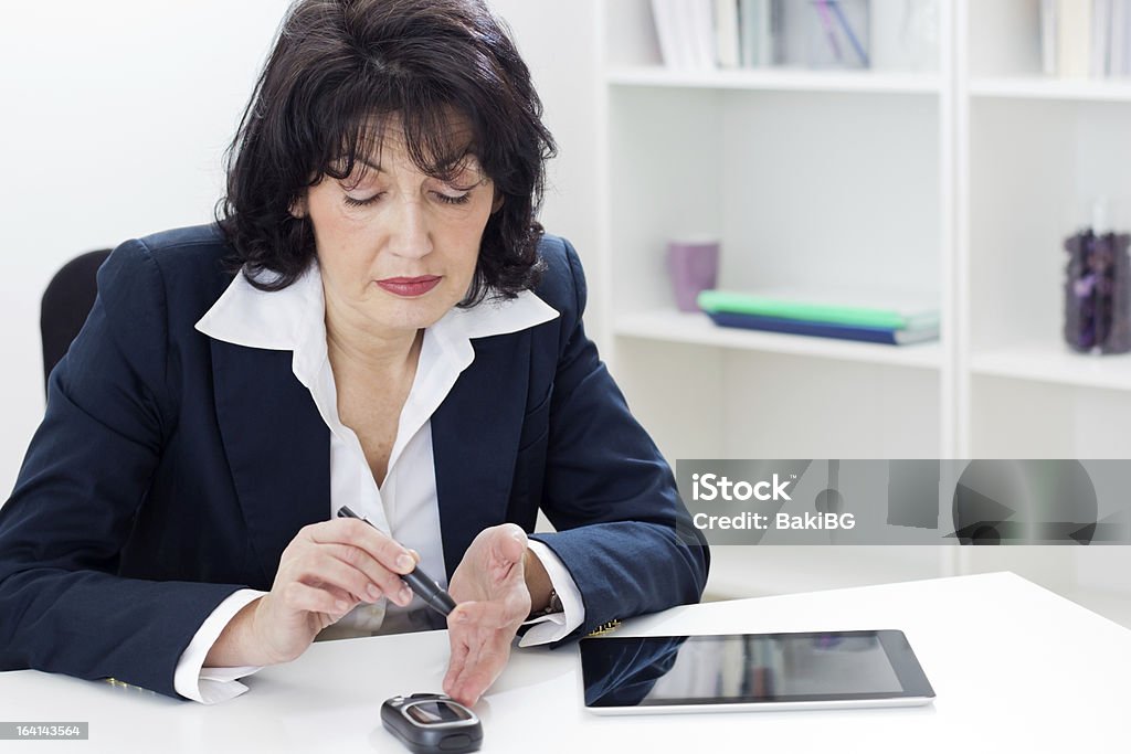 Prueba de Diabetes en la oficina - Foto de stock de 50-54 años libre de derechos