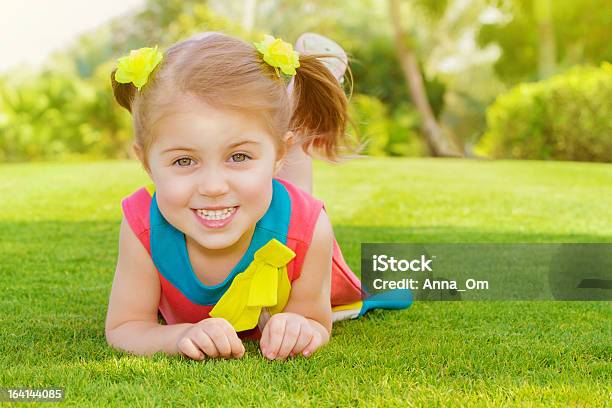 Rapariga Engraçada No Parque - Fotografias de stock e mais imagens de Alegria - Alegria, Aluno de Jardim de Infância, Ao Ar Livre