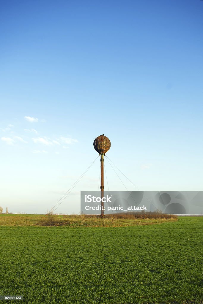 Old rusty torre de agua - Foto de stock de Abandonado libre de derechos