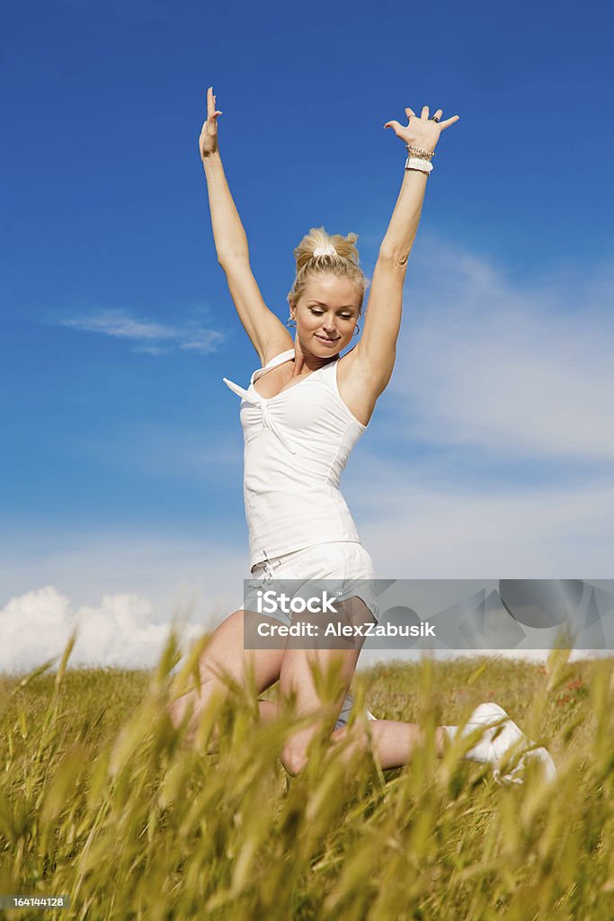 Belle femme blonde sur champ - Photo de 20-24 ans libre de droits