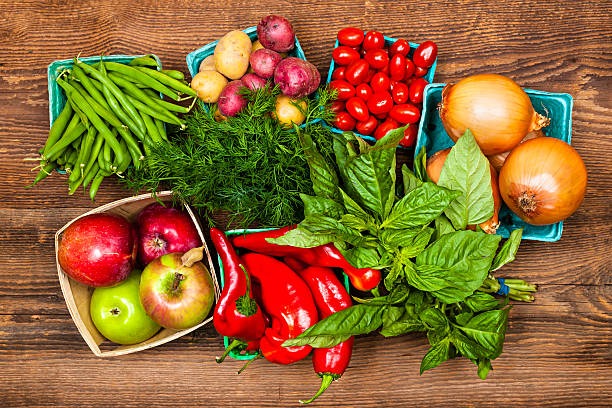 野菜と果物のマーケット - red potato raw potato red vegetable ストックフォトと画像