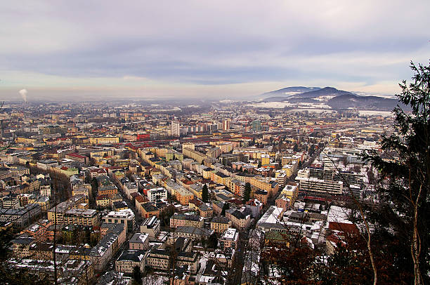 vista de salzburgo de kapuzinerberg de manhã, áustria - kapuzinerberg - fotografias e filmes do acervo