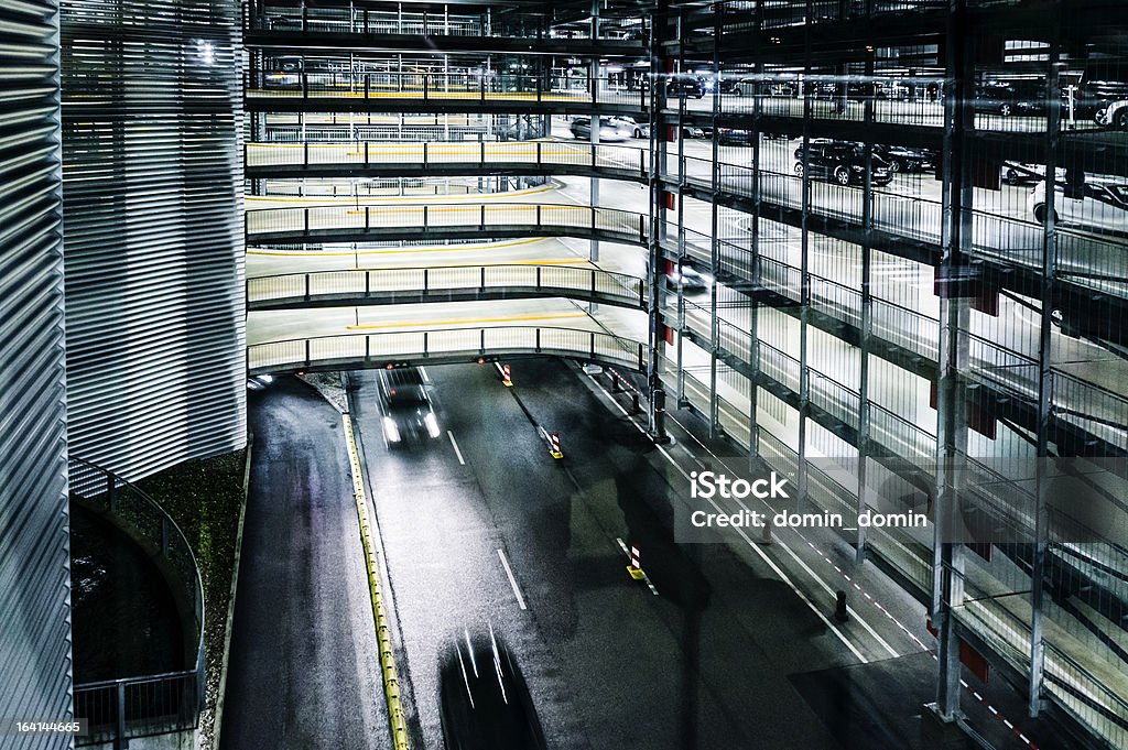 Multi nível abrangidas Silo automóvel com estacionamento lofts, à noite - Royalty-free Estacionamento de Carros Foto de stock