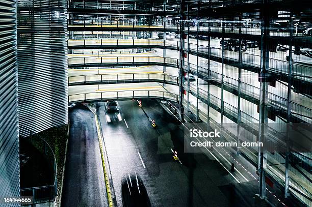 Multi Nível Abrangidas Silo Automóvel Com Estacionamento Lofts À Noite - Fotografias de stock e mais imagens de Estacionamento de Carros
