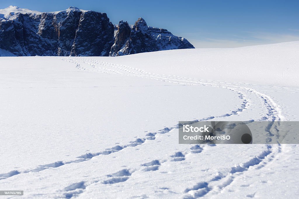 Trilho na neve, Inverno Paisagem Alpes italianos, Montanhas Dolomitas - Royalty-free Alpes Europeus Foto de stock