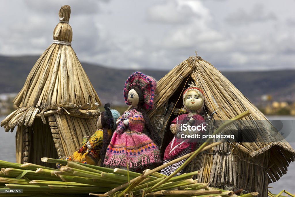 Ile flottante Culture Uros près de Puno - Photo de Îles Uros libre de droits