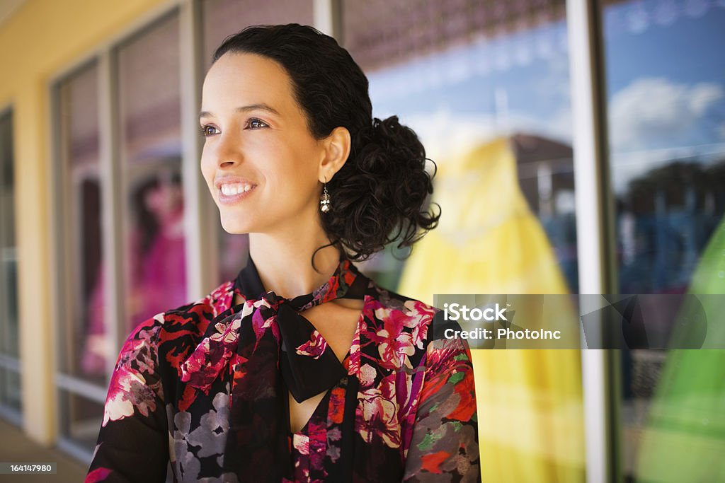 微笑む女性ファッションストアのオーナー - 1人のロイヤリティフリーストックフォト