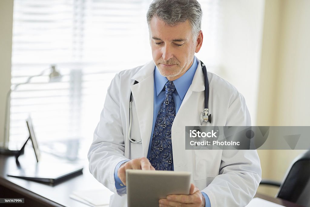 Médico usando Tablet Digital - Royalty-free 50 Anos Foto de stock