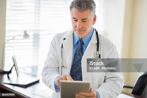 Médico Usando Tablet Digital - Fotografias de stock e mais imagens de 50 Anos - 50 Anos, 55-59 anos, Adulto