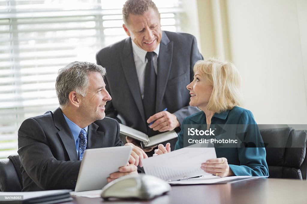 Equipe de planejamento de negócios em sala de diretoria - Foto de stock de 50 Anos royalty-free