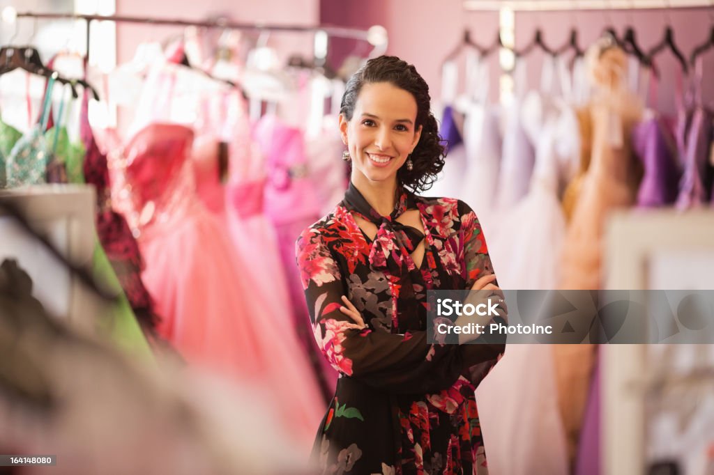 Mulher feliz proprietário da loja de pé com os braços cruzados - Foto de stock de 20-24 Anos royalty-free