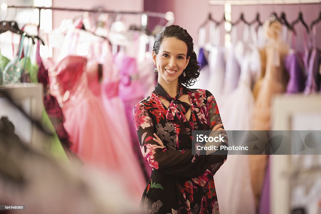 Счастливый Женский магазин владелец, стоя с оружием, пересекли - Стоковые фото 20-24 года роялти-фри