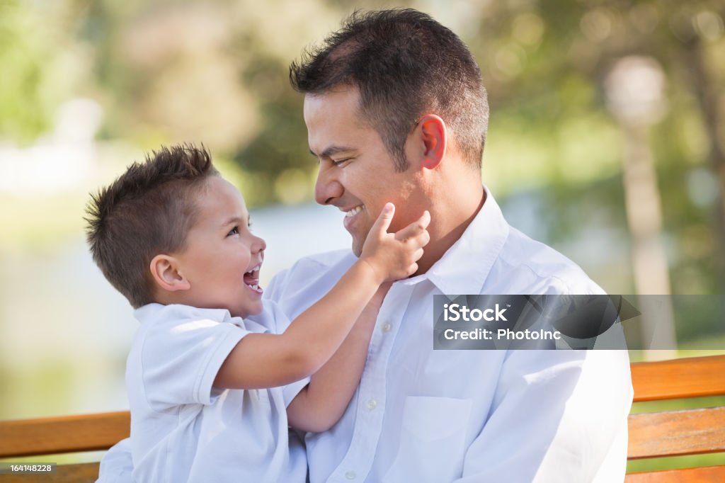 Padre e figlio a guardare l'altro nel parco - Foto stock royalty-free di 2-3 anni