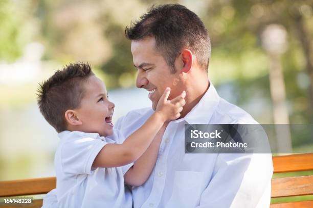 Padre E Figlio A Guardare Laltro Nel Parco - Fotografie stock e altre immagini di 2-3 anni - 2-3 anni, 2000-2009, Abbigliamento casual