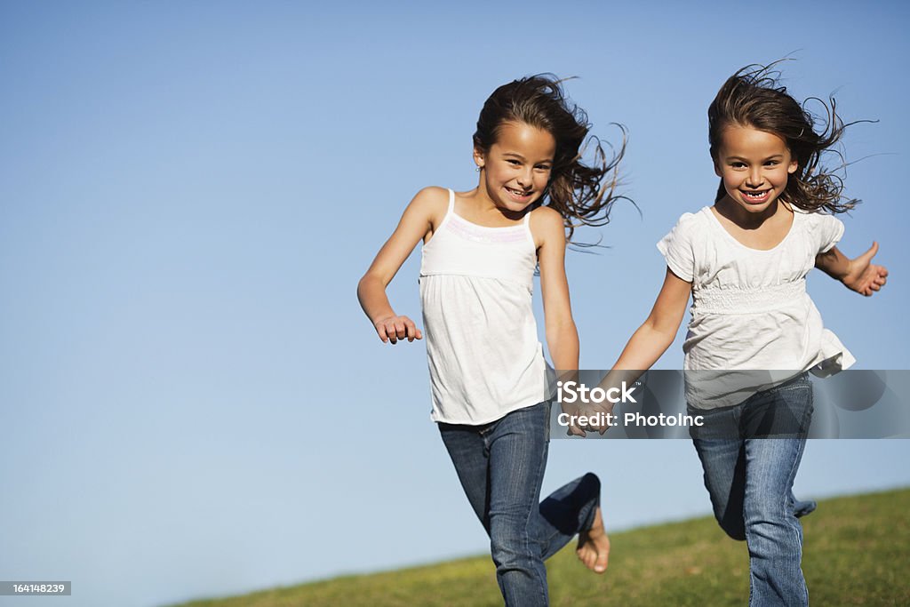 Niñas corriendo sosteniendo las manos en el parque - Foto de stock de 2-3 años libre de derechos