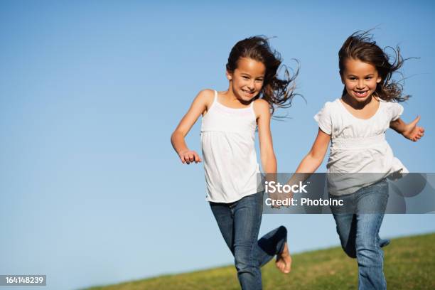 Niñas Corriendo Sosteniendo Las Manos En El Parque Foto de stock y más banco de imágenes de 2-3 años - 2-3 años, 4-5 años, Aerobismo