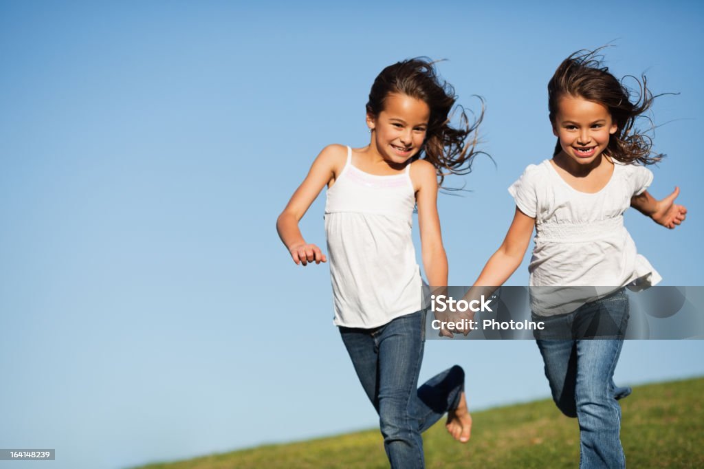 Petites filles courir tenant les mains au parc - Photo de 2-3 ans libre de droits