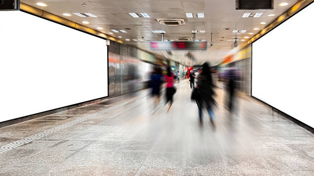 maqueta de plantilla de caja de luz en la estación de metro del pasillo. - lightbox poster wall billboard fotografías e imágenes de stock