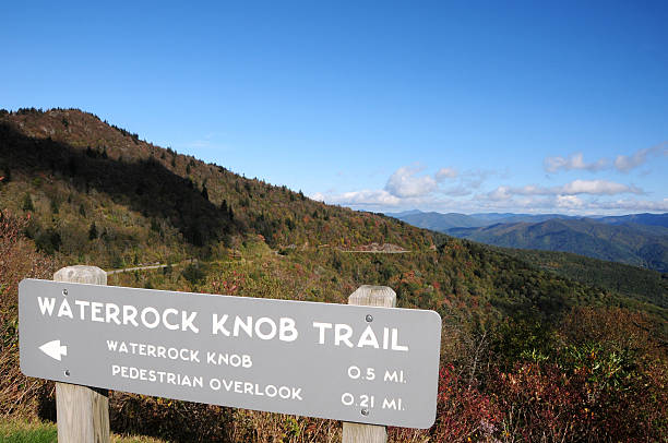 blue ridge pkwy, góry appalachy - appalachian trail sign dirt road footpath zdjęcia i obrazy z banku zdjęć