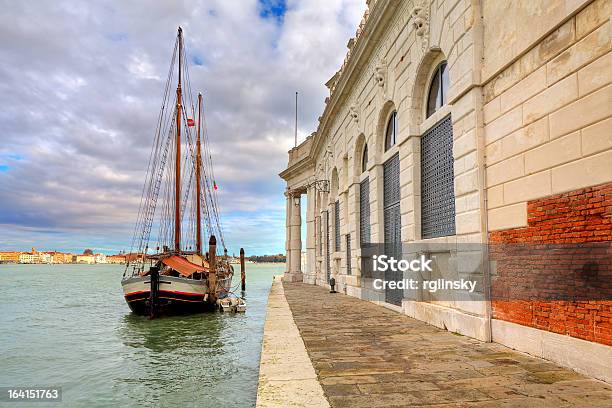 Photo libre de droit de Voilier En Bois À Venise En Italie banque d'images et plus d'images libres de droit de Architecture - Architecture, Bateau de voyageurs, Bateau à voile