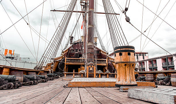 detail der galleria umberto neptune schiff - rope rigging nautical vessel day stock-fotos und bilder