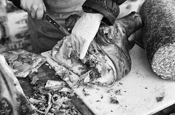 cerdo asado. blanco y negro - spit roasted roasted roast pork domestic pig fotografías e imágenes de stock