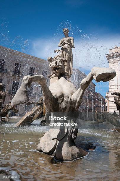 Photo libre de droit de Syracuse En Sicile En Italie Artemisfontaine banque d'images et plus d'images libres de droit de Artémis - Déesse - Artémis - Déesse, Cheval, Eau